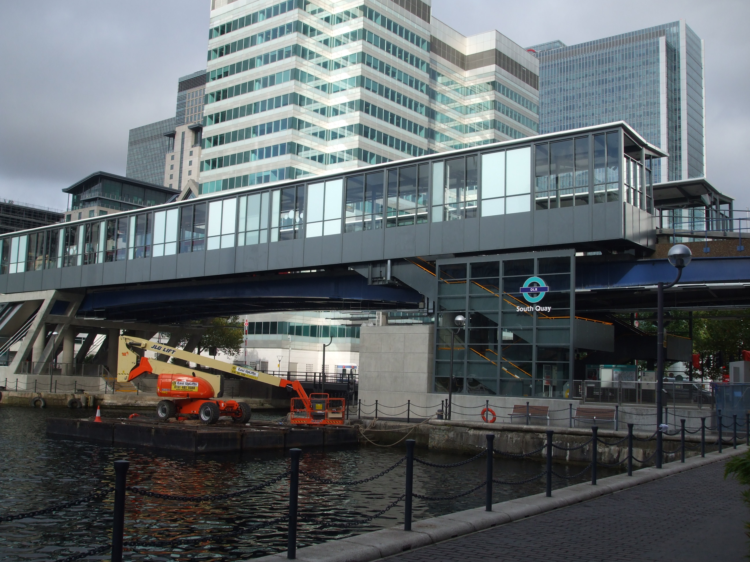 Breaking: Bomb scare causes mass evacuation of South Quay area